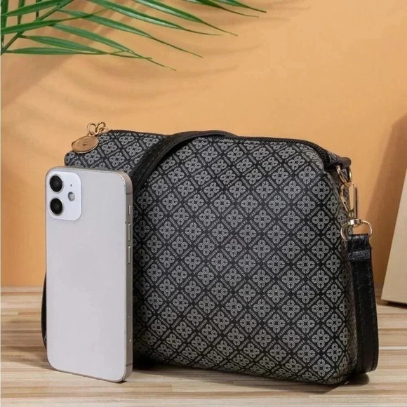 ⚠️Clearance Small Black Patterned Shoulder / Crossbody Bag - Picture 3 of 4